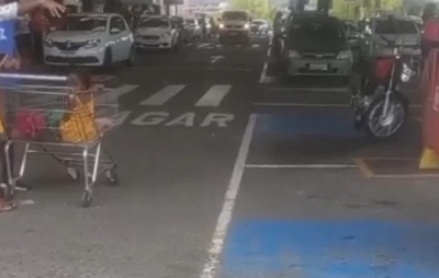 VÍDEO: Tiroteio próximo ao Atakadão, em Fazenda Grande II, assusta clientes e deixa feridos