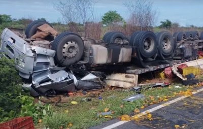 Caminhão tomba no Oeste baiano e deixa adolescente morta e homem ferido