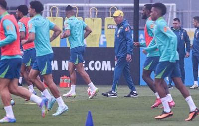 Com elenco completo, Ancelotti esboça time titular do Brasil para enfrentar o Equador; confira