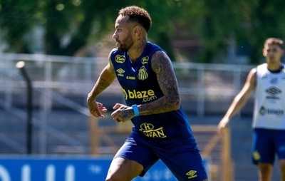 De volta aos treinos, Neymar deve enfrentar o Vitória pelo Campeonato Brasileiro