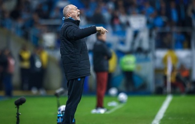 Grêmio: derrota e pressão sobre Mano Menezes intensificam crise no clube