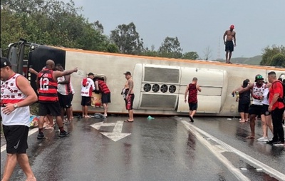 Ônibus da Urubuzada tomba na Dutra e deixa 16 feridos em caminho para jogo do Flamengo na Argentina