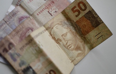 Inflação desacelera a 0,43% em abril; alimentos e remédios pressionam
