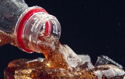 Bebidas com adoçantes artificiais podem ser mais arriscadas para o fígado que as com açúcar, aponta estudo