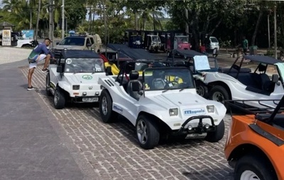 'Bugueiros' protestam em Praia do Forte por regulamentação e liberação de alvarás em Mata de São João