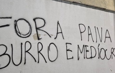Torcedores do Botafogo picham muro do Nilton Santos, cobram Textor e pedem demissão de Renato Paiva; veja