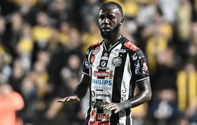 Jogador vítima de injúria racial durante partida na Série B do Brasileirão se pronuncia