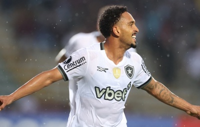 No apagar das luzes, Botafogo vence no sufoco e segue respirando na Libertadores