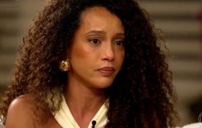 Taís Araujo chora ao relembrar ataques sofridos por Helena negra em 'Viver a Vida'