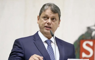 Tarcísio faz novos acenos, reforça lealdade a Bolsonaro e ignora filhos do ex-presidente