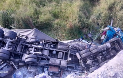 Motorista fica preso às ferragens após carreta despencar de ponte no Vale do Jiquiriçá