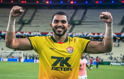 Lucas Arcanjo completa 200 jogos pelo Vitória e vira segundo goleiro com mais partidas na história
