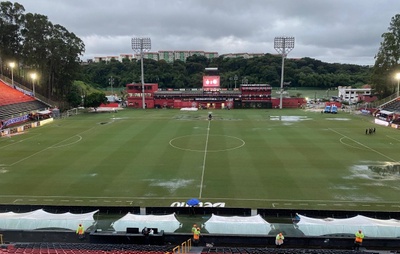 Gramado do Barradão tem poças d'água antes de Vitória x Cruzeiro; veja imagens