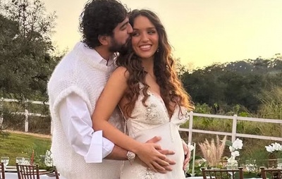 Em cerimônia intimista, Rafa Kalimann e Nattan revelam sexo do 1º bebê do casal; confira