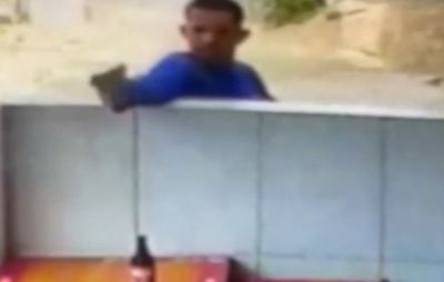 VÍDEO: Homem tira arma de capacete e atira contra pessoas em bar na Bahia
