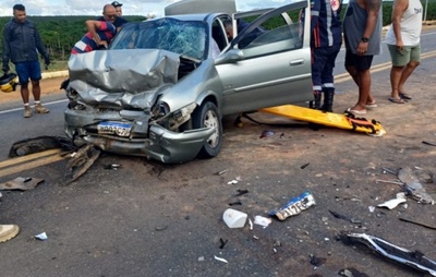 Mulher morre e quatro ficaram feridos em estado grave após acidente no Extremo Sul baiano