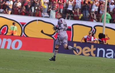 Thiago Couto assume titularidade no Vitória após lesão de Arcanjo e busca reviravolta no Brasileirão 2025