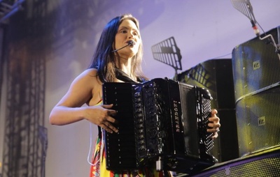 Lara Amélia critica ausência de mulheres nas festas de São João e homenageia Flávio José no Pelourinho