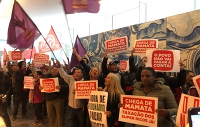 MTST ocupa sede do Itaú em SP e exige justiça fiscal com taxação dos super-ricos