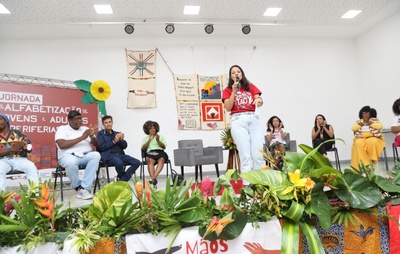 SEC debate estratégias para promover a alfabetização de jovens e adultos nas periferias urbanas