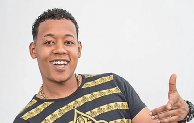 Cantor 7Kssio Sofre Acidente em Lauro de Freitas e Fica Ferido na Perna