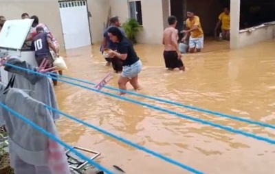 Rio transborda e alaga ruas em cidade do Baixo Sul do estado