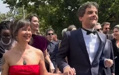 VÍDEO: Wagner Moura e equipe de "O Agente Secreto" chegam ao som de frevo no Festival de Cannes