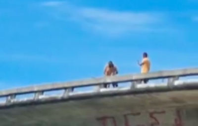 VÍDEO: Casal é flagrado praticando ato sexual em viaduto movimentado do Recife