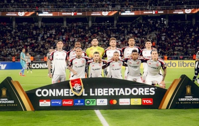 Jogadores do Flamengo sofrem tentativa de assalto após desembarque no Rio; carro de Rossi é baleado