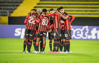 Arcanjo comete falha bizarra, Vitória perde do Universidad e é eliminado da Sul-Americana