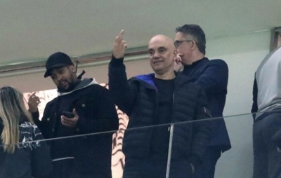 Alexandre de Moraes vai a jogo do Corinthians e faz gesto obsceno no dia em que é alvo de sanção dos EUA